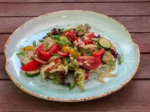 Sommersalat beim Avocado Cafe: Tomate, Gurke, Paprika, Sellerie, Kopfsalat, Pinienkerne, Balsamico, Olivenöl, Zitronensaft