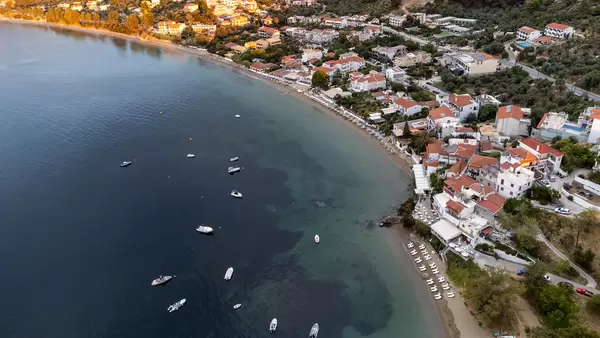 Sommerurlaub 2021 in Griechenland: Boote vor der Küste von Skiathos. Drohnenaufnahme