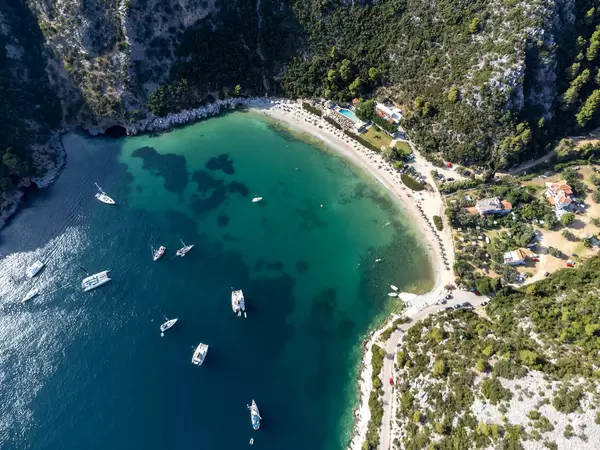 Sommerurlaubsparadies auf griechischer Insel Skopelos: Die Limnonari-Bucht aus der Sicht einer Drohne
