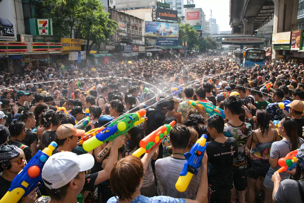 Songkran Wasserfest auf überfüllter Straße in Bangkok