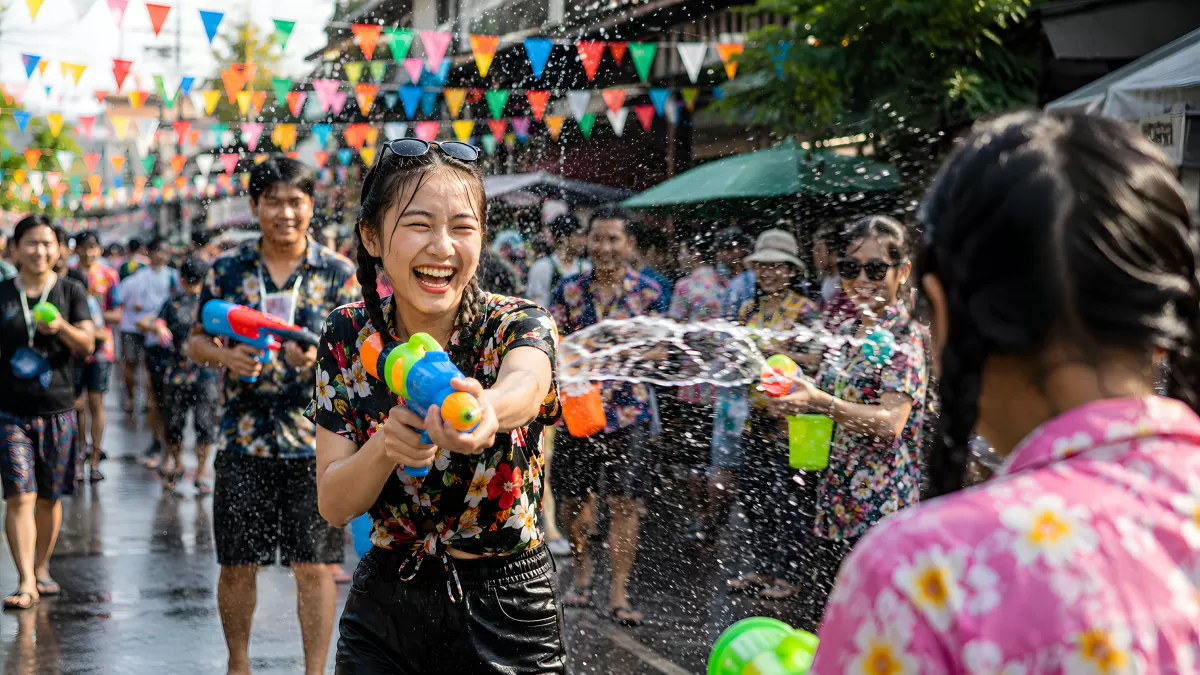 Songkran-Wasserfest mit lachenden Menschen in Thailand