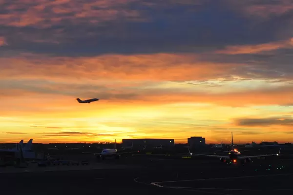 Sonnenaufgang am Amsterdamer Flughafen
