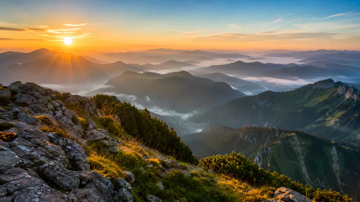 Sonnenaufgang über nebelgefüllten Bergtälern