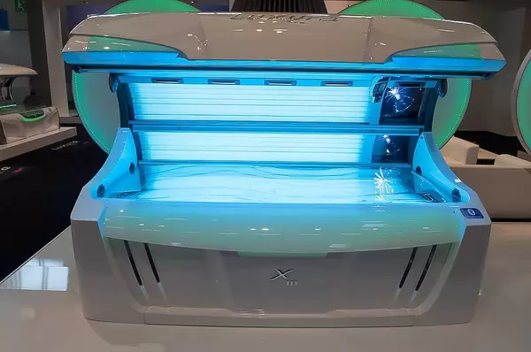 Sonnenbank mit blauem UV-Licht