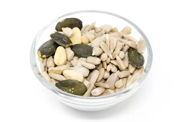 Sonnenblumenkerne, Kürbiskerne und Pinienkerne in einem Schälchen