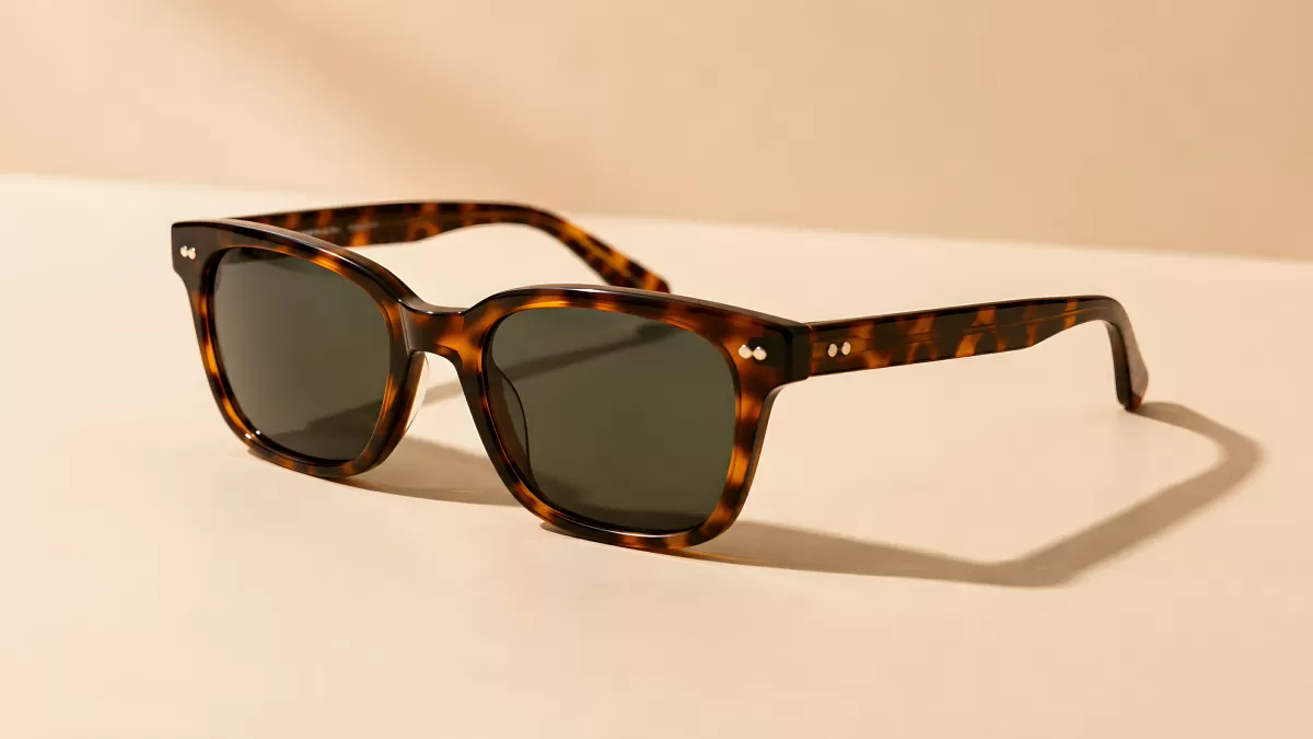 Sonnenbrille mit Schildpatt-Muster auf hellem Untergrund