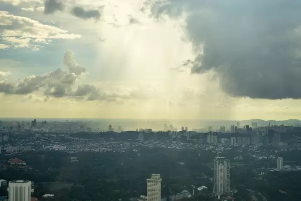 Sonnenstrahlen dringen durch die Wolken über Kuala Lumpur