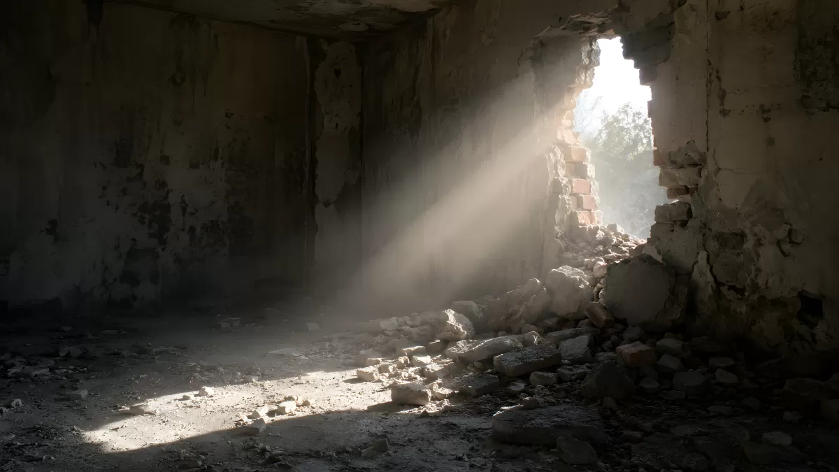 Sonnenstrahlen in verlassenem Gebäude mit Trümmern