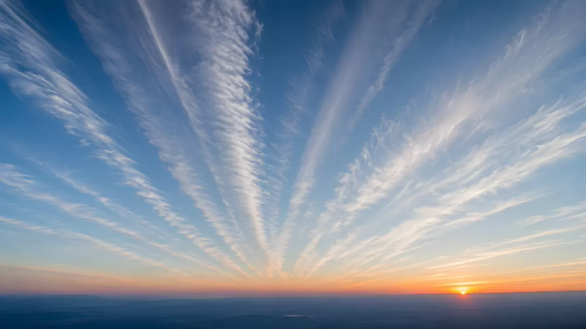 Sonnenuntergang mit strahlenden Zirruswolken am Horizont