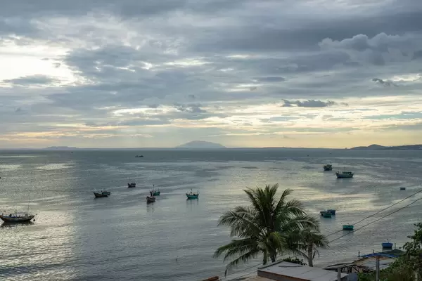 Sonnenuntergang über dem Meer vor Mui Ne, Vietnam, fotografiert von Aussichtspunkt
