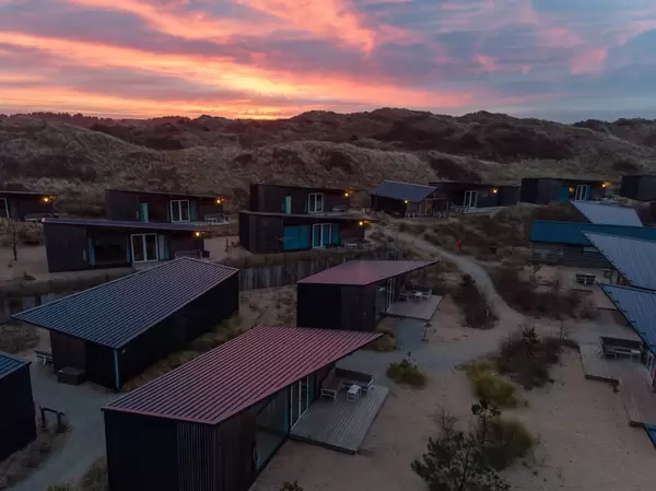Sonnenuntergang über der Ferienanlage Qurios in Bloemendaal aan Zee, Niederlande