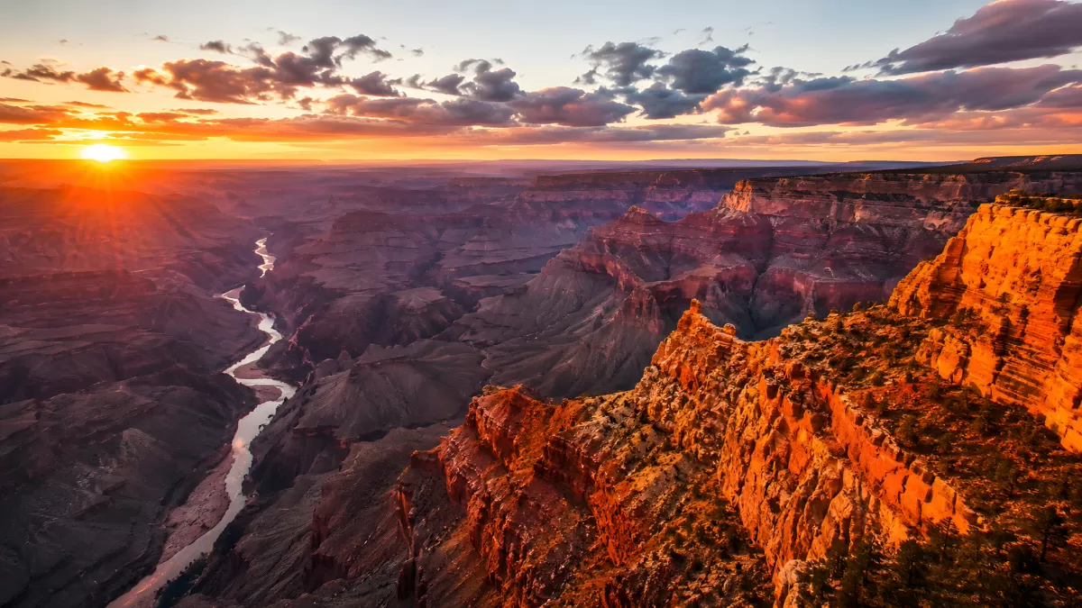 Sonnenuntergang über dem Grand Canyon mit Colorado