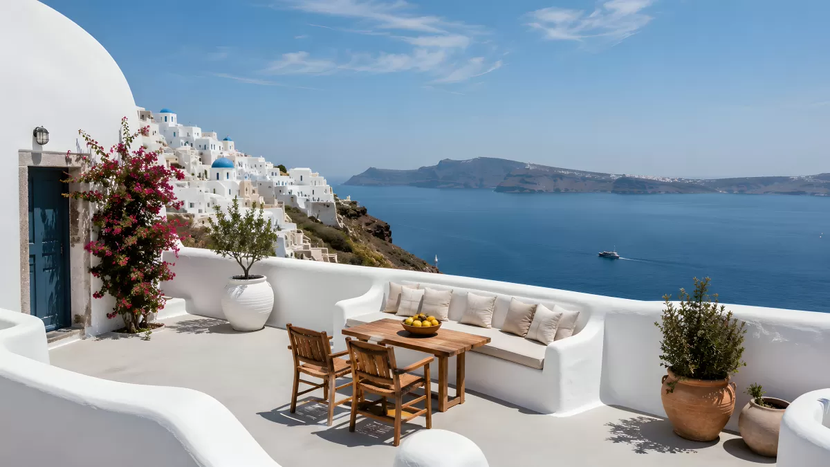Sonnige Terrasse in Santorin mit Meerblick und weißen Häusern