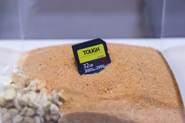 Sony Tough SD Speicherkarte verbuddelt im Sand an der Photokina in Köln