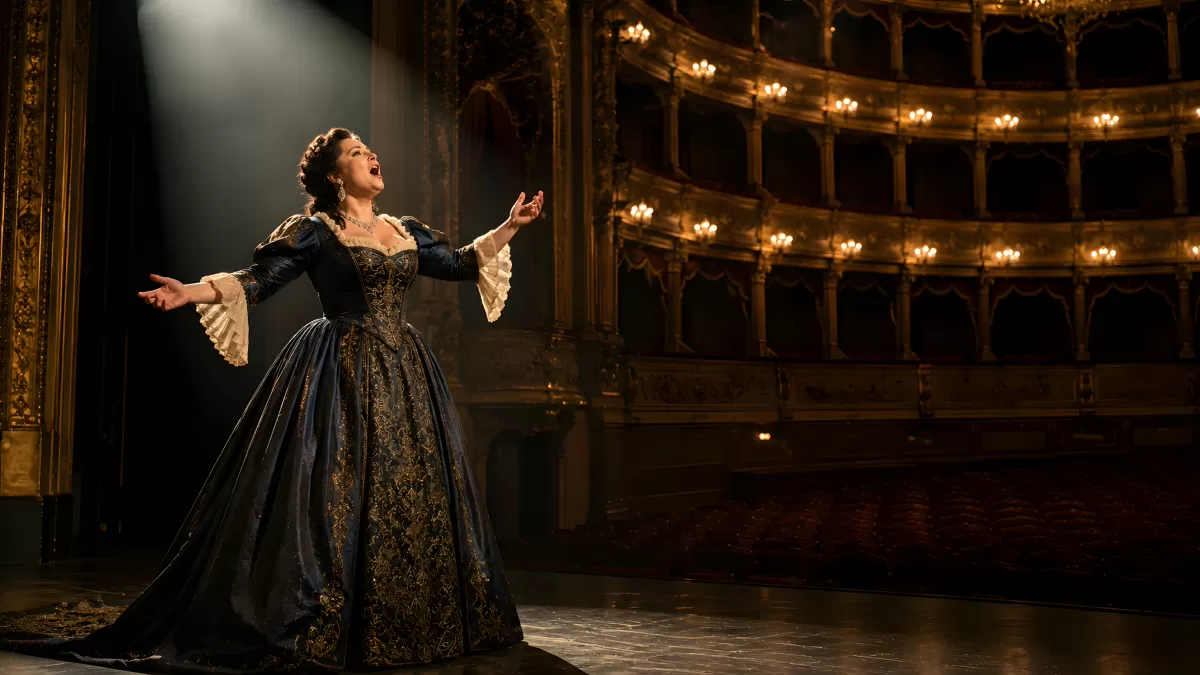 Sopranistin in prächtigem Kleid auf historischer Opernbühne