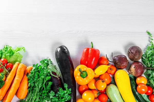 Sortiment an reifem, frischem Sommergemüse für eine gesunde Ernährung und einen ausgewogenen Speiseplan