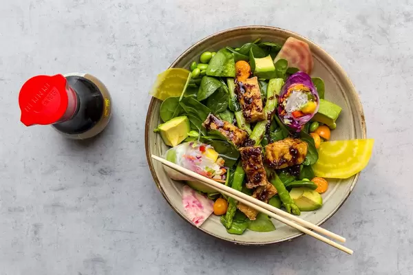 Soul Made: Vegan tofu dish of Cologne's coa Wok & Bowl restaurant with baby spinach, green asparagus, beetroot, avocado, mint and raspberry-miso-dressing served with chopsticks and hot chilli sauce