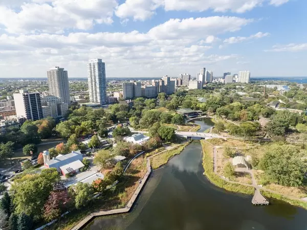 South Pond in Chicago und Hochhäuser im Hintergrund