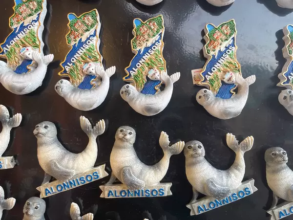 Souvenir von Alonnisos: Kühlschrankmagnete in Form der kürzlich getöteten Insel-Maskottchen-Robbe "Kostis"