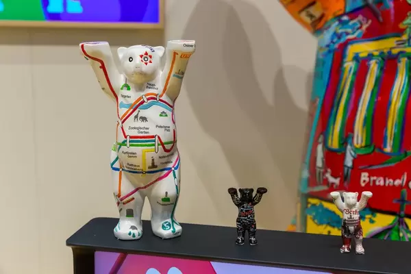 Souvenirs aus Berlin:  Buddy Bär bemalt mit dem U-Bahn Netz Tiergarten