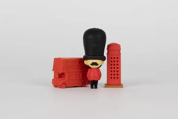 Souvenirs aus London: roter London-Doppeldecker Bus, Queen's Guard und rote Telefonkabine