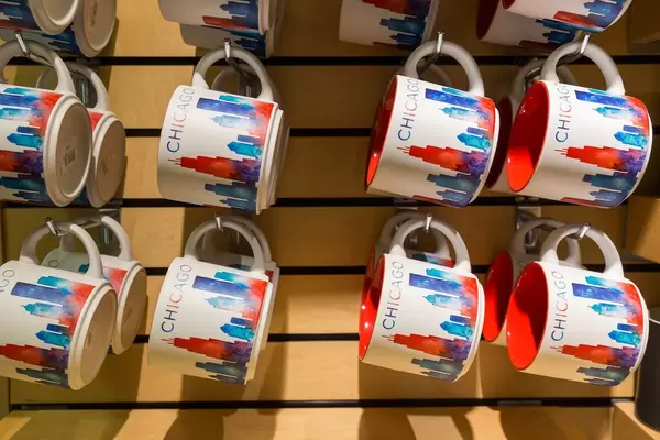 Souvenirs of Chicago: white, red and blue mugs with the skyline of the city