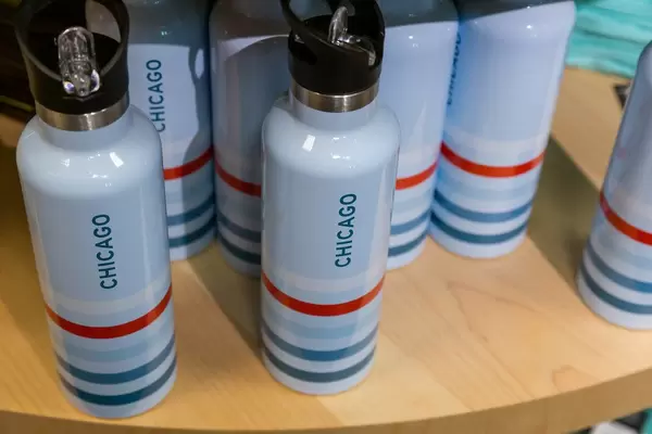 Souvenirs von Chicago: Trinkflaschen in hellem Blau mit weißen, blauen und roten Streifen und Schriftzug "Chicago"