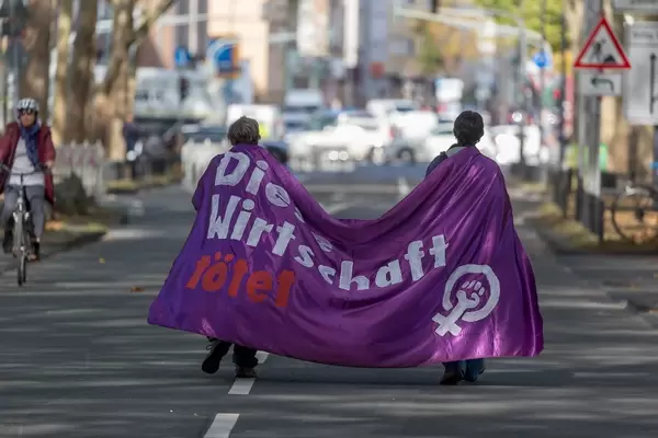 Sozialkritisches These von Papst Franziskus "Diese Wirtschaft tötet", auf einem Demo-Banner beim internationalen Klimastreik