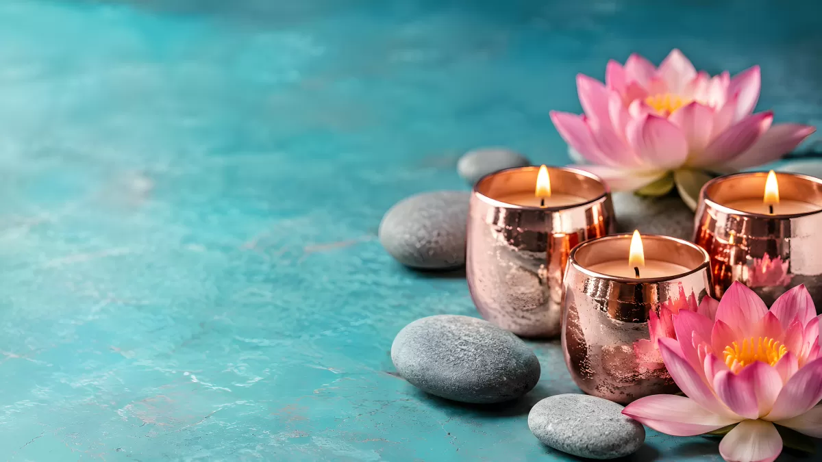 Spa-Arrangement mit Lotusblüten, Kerzen und Steinen