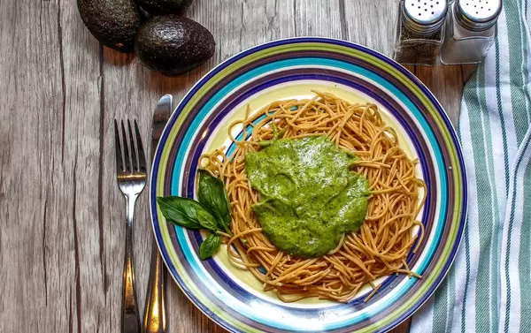 Spagetti mit Avocado-Soße