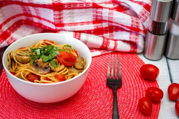 Spagetti mit Pilzen und Cherrytomaten