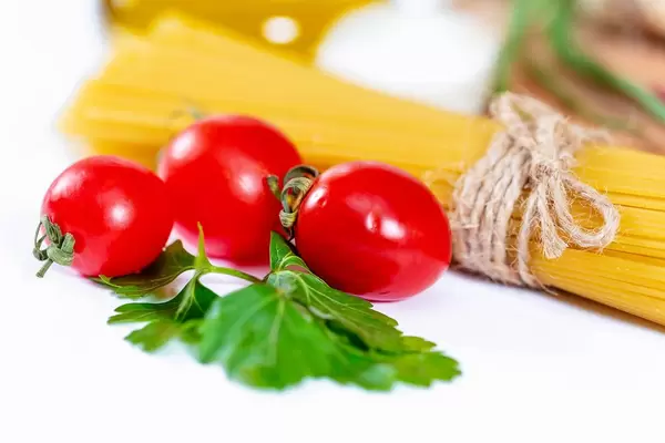 Spaghetti and tomatoes