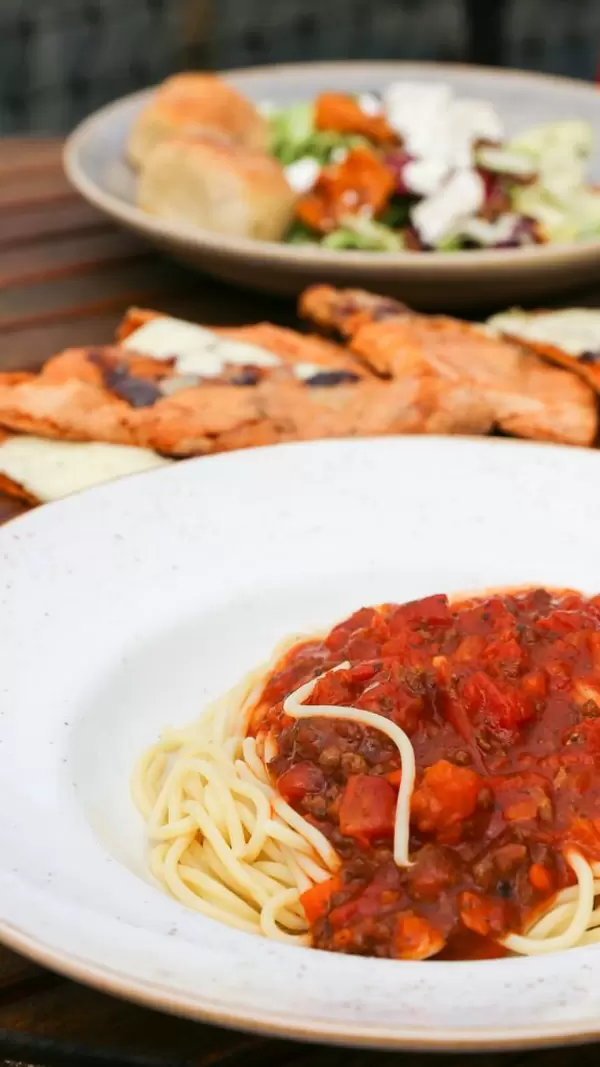 Spaghetti Bolognese, Knoblauchbrot und Salat