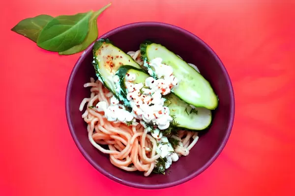 Spaghetti mit Käse und Gurken
