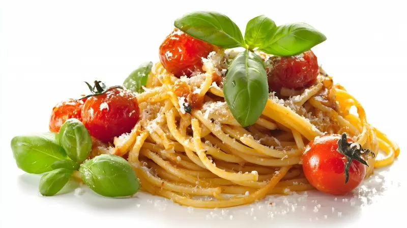 Spaghetti mit Tomaten Basilikum und Parmesan auf weißem Teller