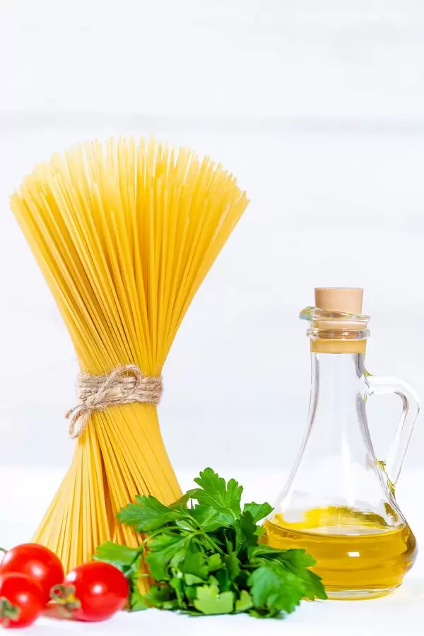 Spaghetti with olive oil, parsley and tomatoes