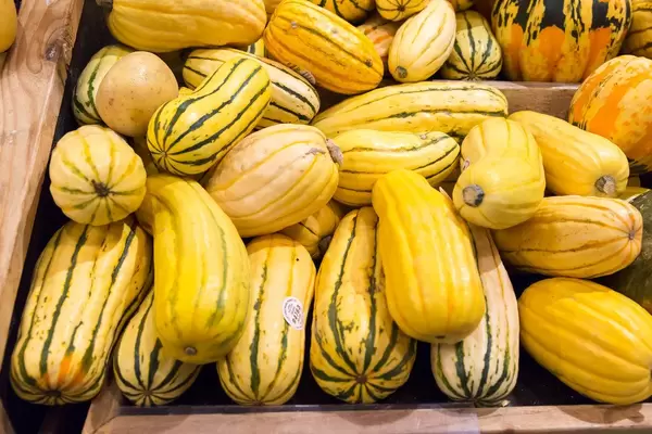 Spaghettikürbisse im Whole Foods Market