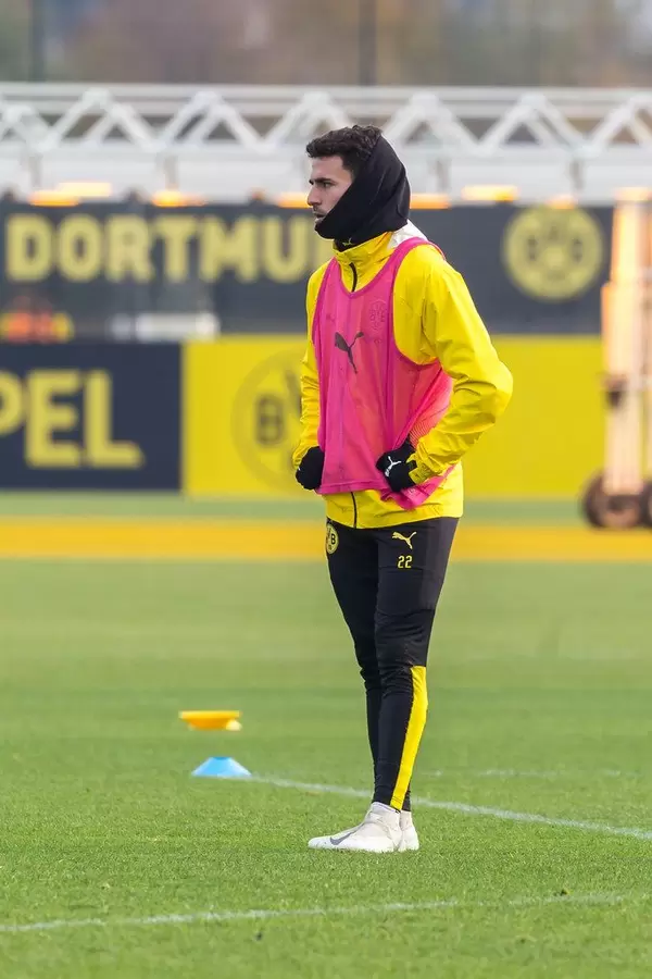 Spanier Mateu Morey hört gespannt zu und wartet auf seinen Einsatz