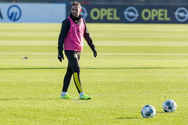 Spanier Paco Alcácer trägt ein pinkes Leibchen auf dem BVB Traininggelände