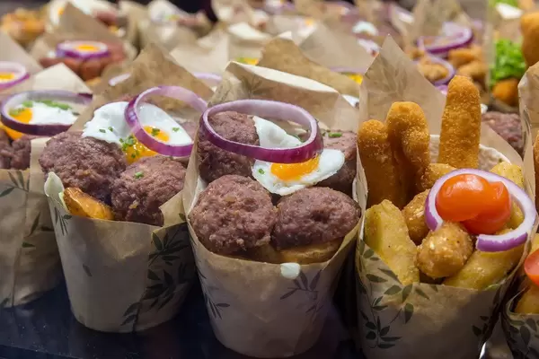 Spanische Burritos mit Fleischbällchen, Spiegelei, Kartoffelecken und Zwiebel, verkauft am Essensstand im Mercat de la Boqueria in Barcelona