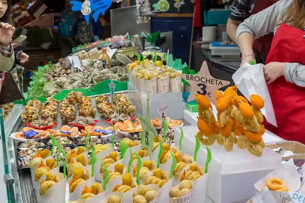 Spanische Canapés wie Brocheta und Surtido de Marisco werden als Fingerfood in der "Mercat de la Boqueria" in Barcelona, Spanien, verkauft