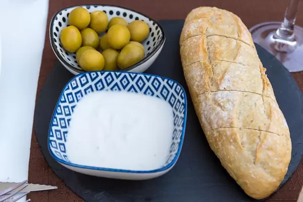 Spanische Tapas: Brot mit Aioli und Oliven beim Restaurant Q11 in Pollença auf Mallorca