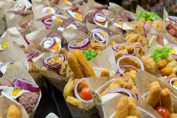 Spanische Tapas in Barcelona: Burritos mit der Paprikawurst Chorizo, Calamari, Seehecht-Fischmischung und frittiertem Hähnchen