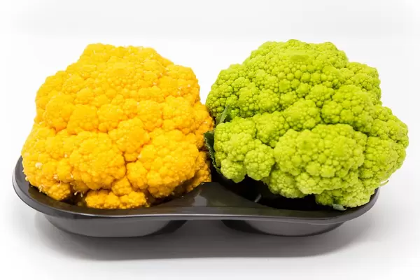 Spanischer Miniblumenkohl in gelb und grün von Jimbo Fresh