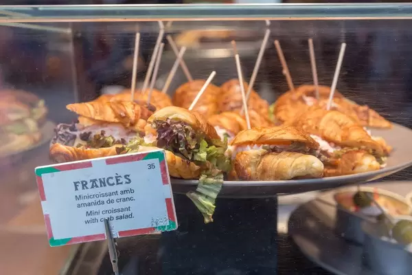 Spanischer Snack in Barcelona: Mini-Croissants mit Krabbensalat belegt