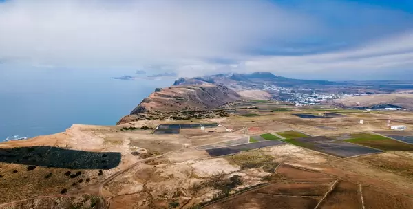Spanish fields ending abruptly at the ocean cliff / Spanische Felder enden abrupt an der Klippe