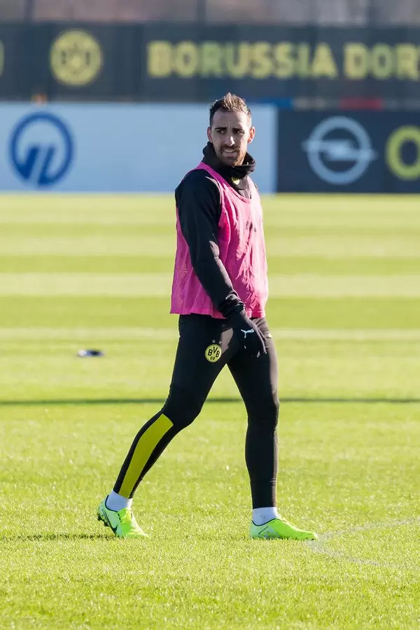 Spanish striker Paco Alcácer in a pink training vest at the public training of Borussia Dortmund