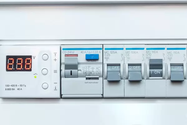 Spannungsschalttafel mit Temperatur-und Spannungssensor an weißer Wand