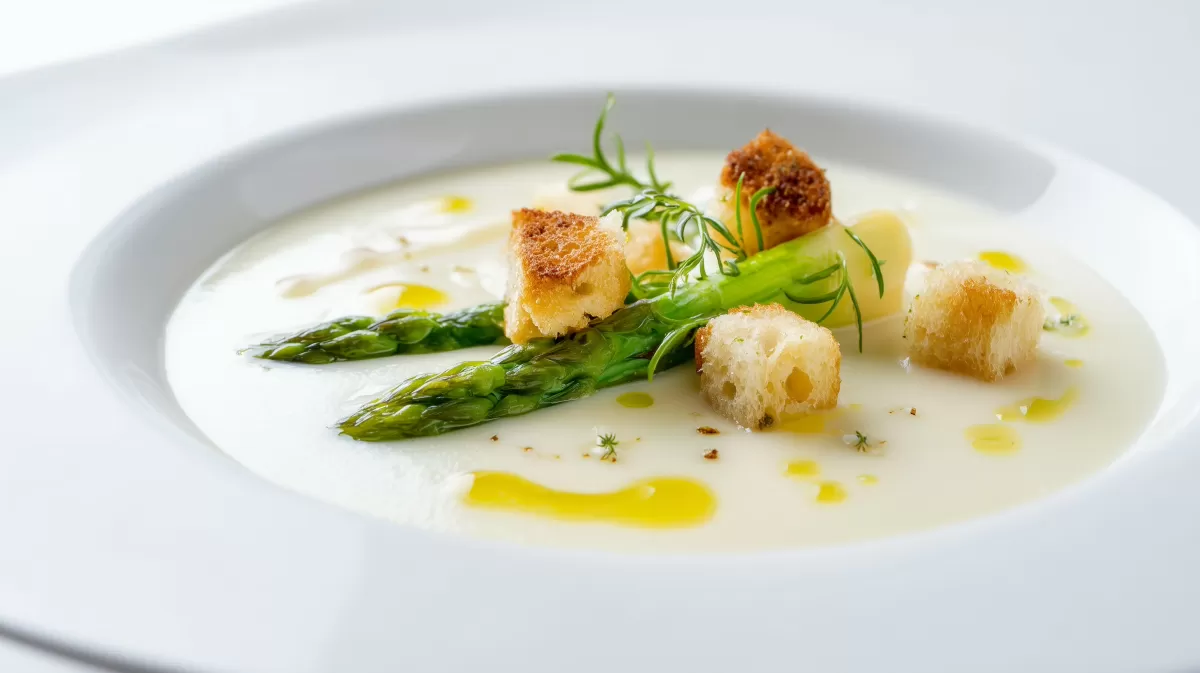 Spargel Velouté mit Trüffel und Croutons