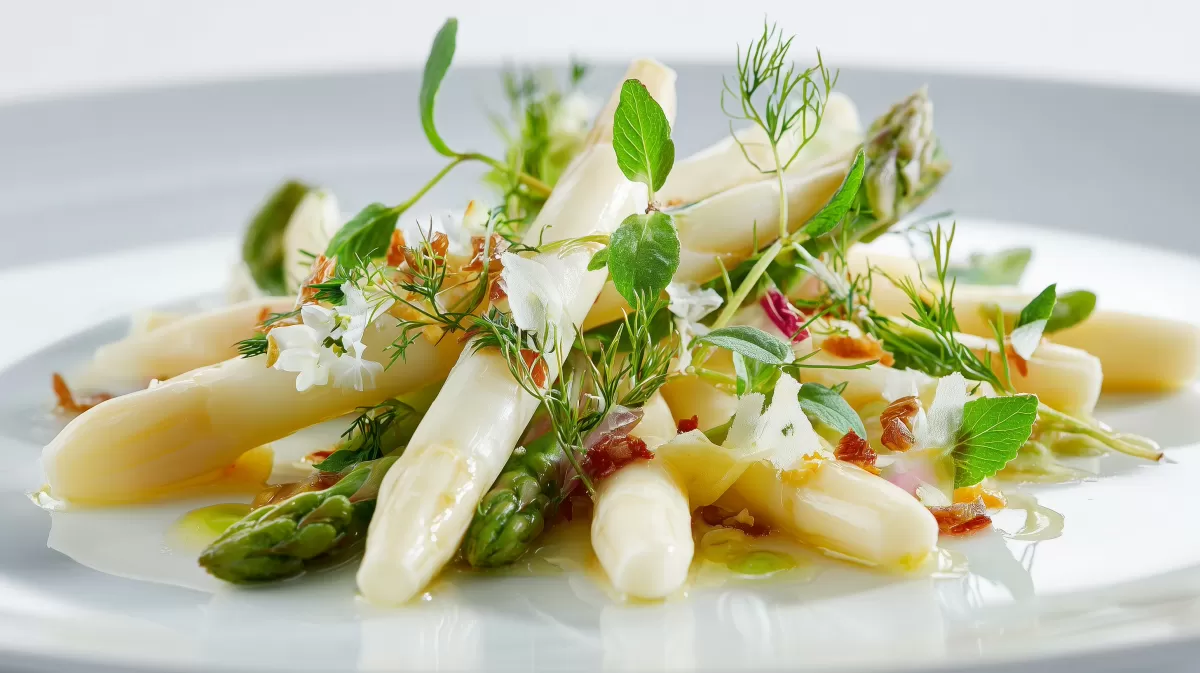 Spargelsalat mit weißem und grünem Spargel
